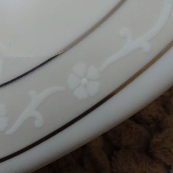 Wedgwood Icing Soft White Heart Ring Jewelry Trinket Box Silver Trim 4 1/2 x 4 - Picture 3 of 9